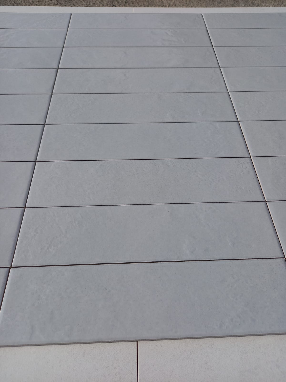 Piastrella 7.5x30 Regoli grigio glossy