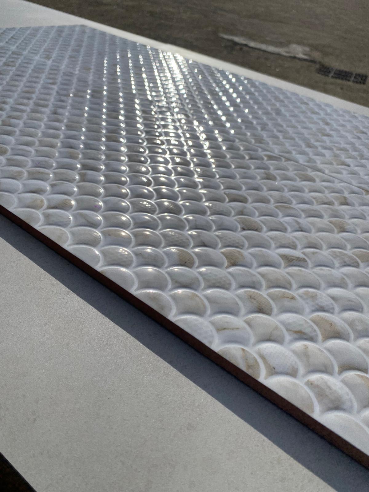 Piastrelle 30x90 Mos Lucia beige squame glossy rettificato